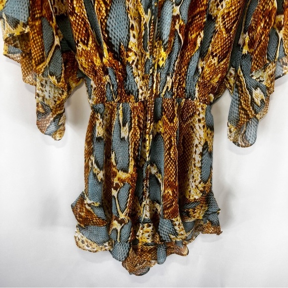 Oliváceos RADIANT REVEAL SNAKE
PRINT ROMPER Bohemian Print Jumpsuit Size: S - Picture 8 of 17